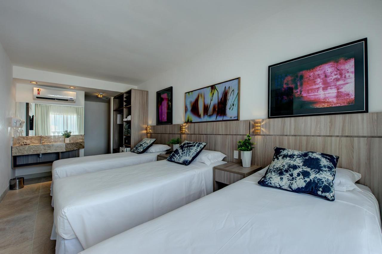 Quarto Triplo com Camas de Solteiro e Vista do Mar